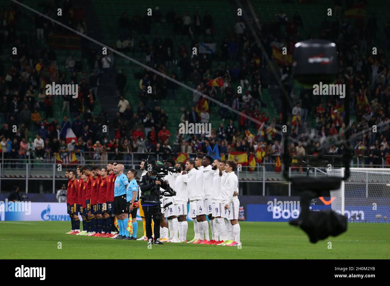 Milan, Italie, le 10 octobre 2021.Un opérateur de steadycam passe devant l'équipe de France tandis que les joueurs chantent l'hymne national lors du match final de la Ligue des Nations de l'UEFA au Stadio Giuseppe Meazza, à Milan.Le crédit photo devrait se lire: Jonathan Moscrop / Sportimage Banque D'Images