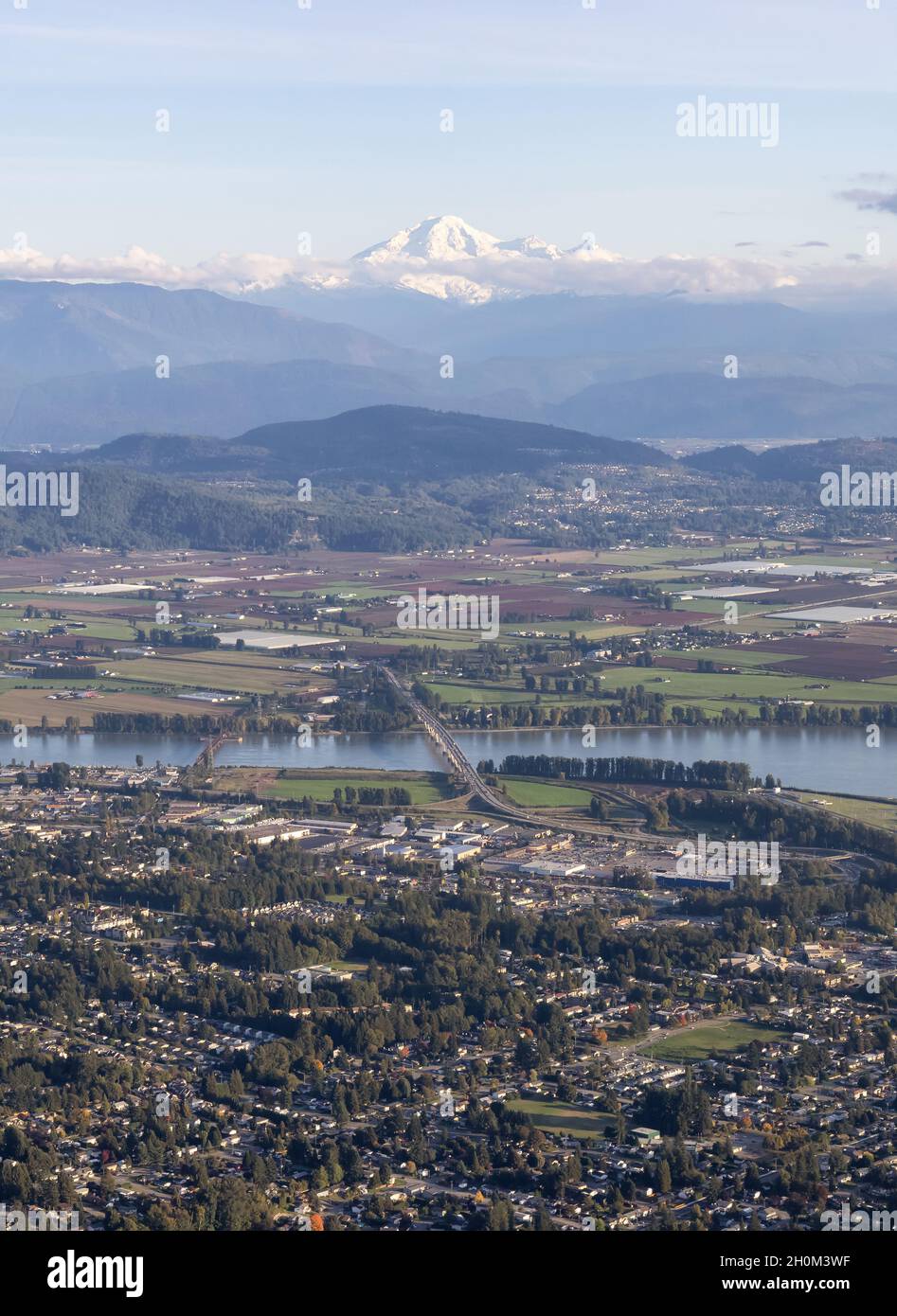 Vue aérienne de Mission City, du fleuve Fraser et de Mnt Baker en arrière-plan. Banque D'Images