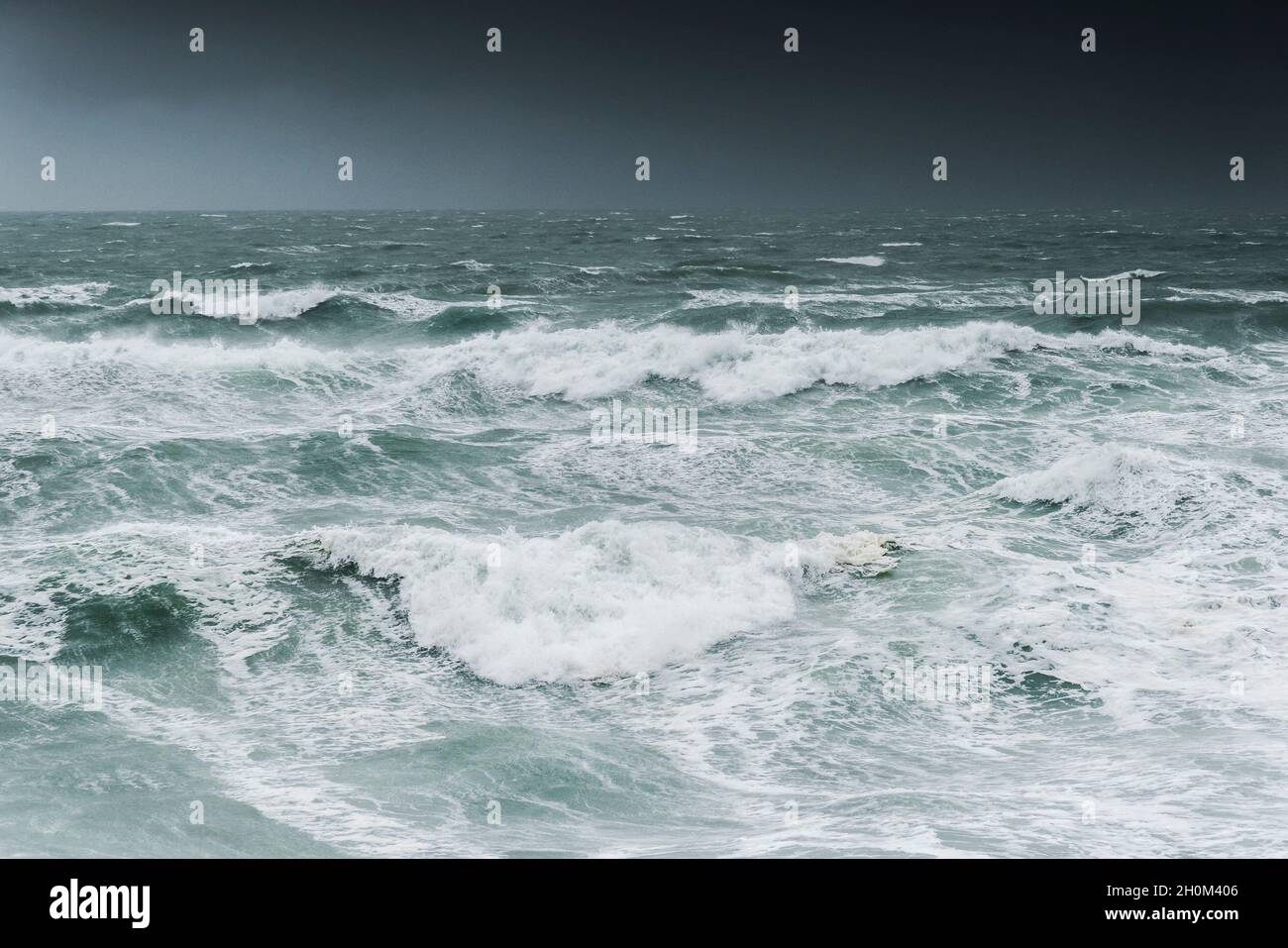 Nuages de tempête sombre et mer bâclée à Fistral Bay, à Newquay, en Cornouailles Banque D'Images
