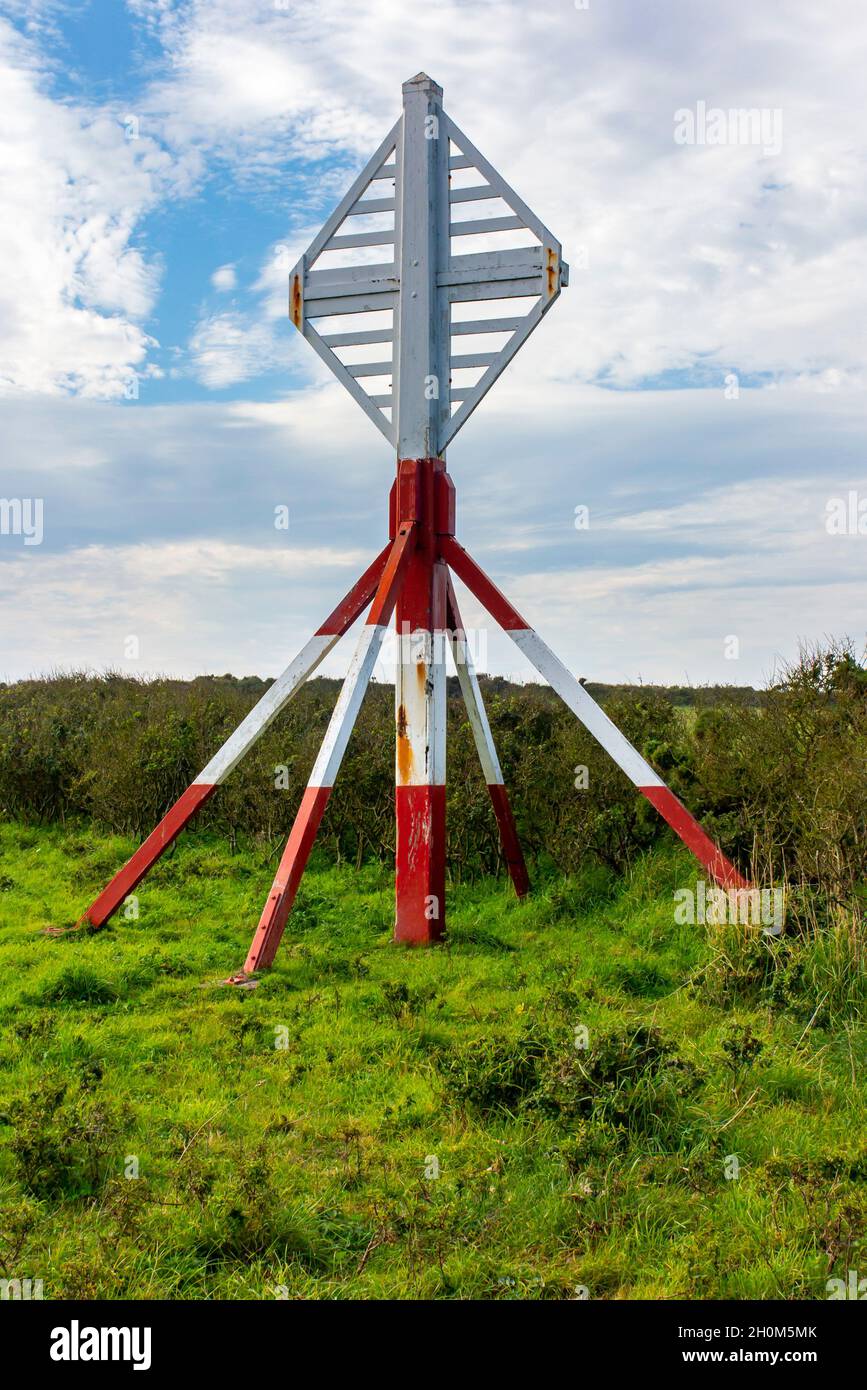 Daymark utilisé pour aider à la navigation de la Manche sur une falaise près de Lizard point dans le sud-ouest de Cornwall Angleterre Royaume-Uni. Banque D'Images