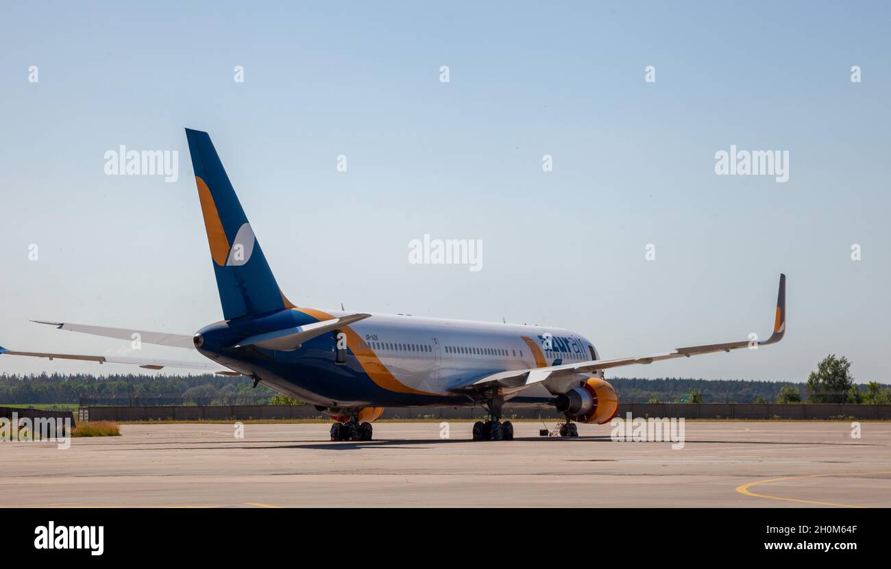 Kiev, Ukraine - 27 juin 2020 : Boeing 767-33A ER .Avion - UR-AZK.Compagnie aérienne Azur Air Ukraine.Avion passager sur la piste.Copier l'espace. Banque D'Images