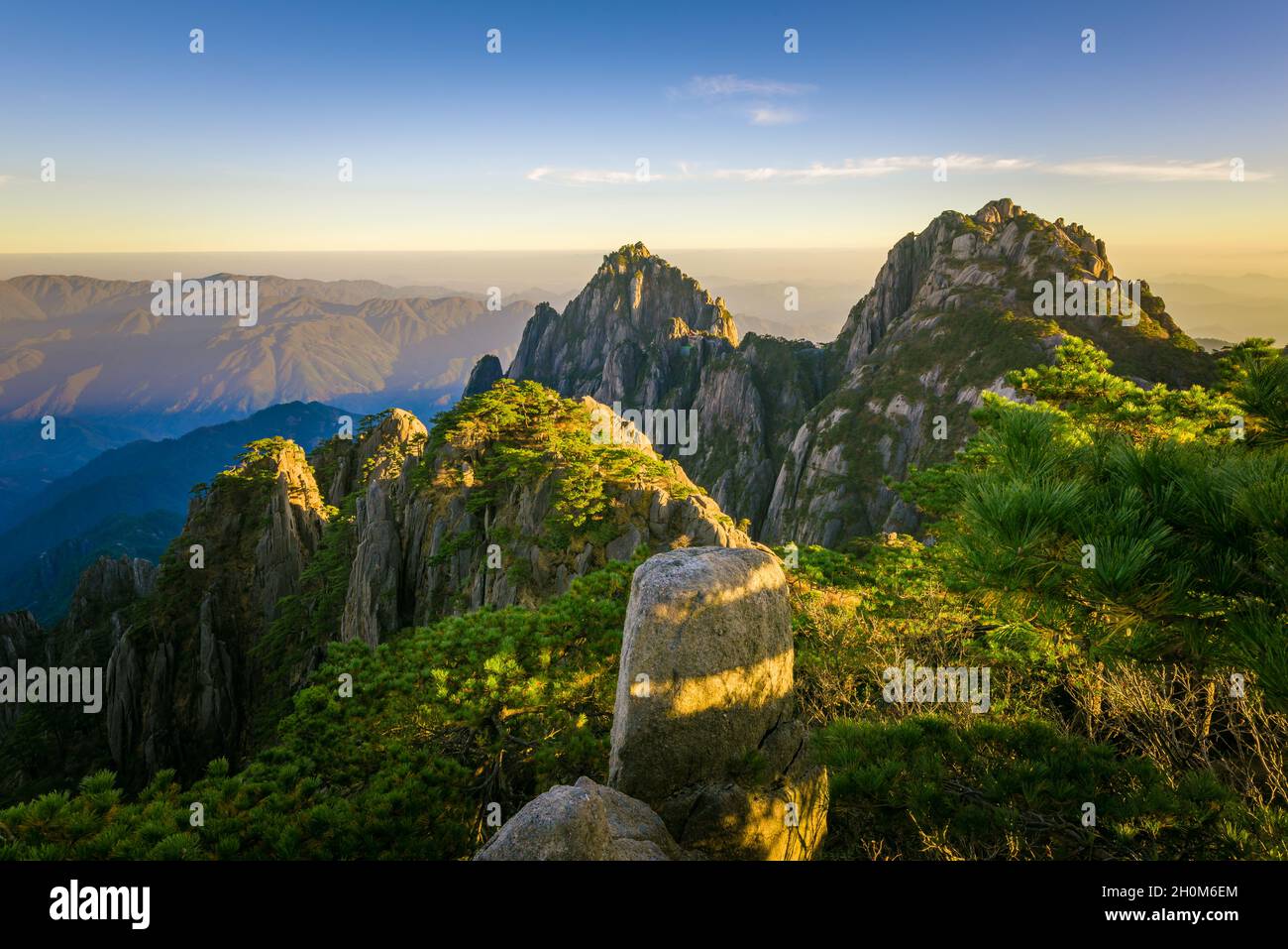 Belle chaîne de montagnes en fin d'après-midi, pic du Mont Huangshan, Anhui, Chine Banque D'Images