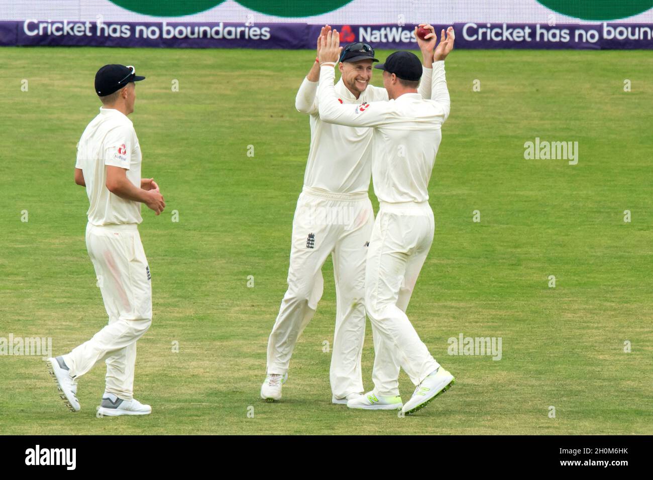 Le capitaine d’Angleterre Joe Root célèbre le fait de prendre la capture de Mohammad Abbas, le pakistanais, du bowling de Stuart Broad, l’anglais Banque D'Images