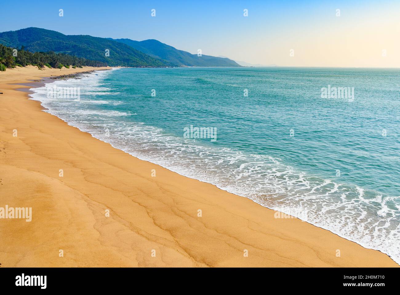 Début de la monation de la belle plage de sable à Sanya, île de Hainan. Banque D'Images