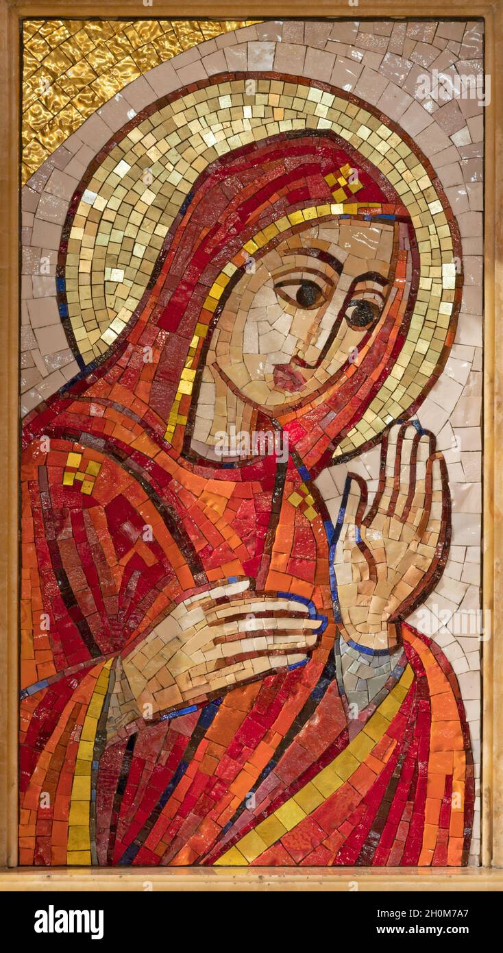 ROME, ITALIE - 31 AOÛT 2021 : la mosaïque moderne de la Vierge Marie dans l'église Chiesa di Santa Maria Addolorata. Banque D'Images
