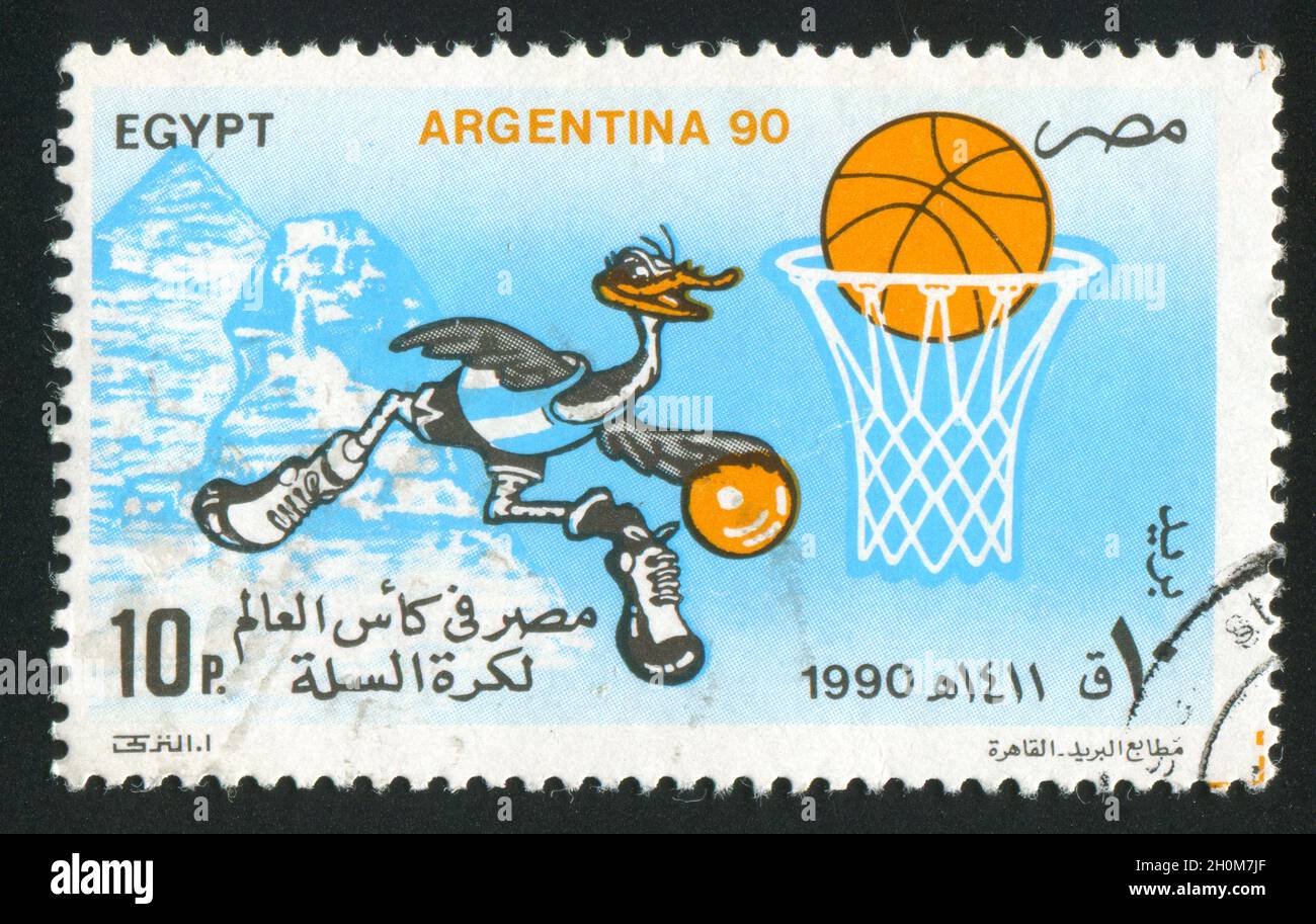 ÉGYPTE - VERS 1990 : timbre imprimé par l'Égypte, montre la mascotte du championnat de basket-ball, balle, Sphinx, Pyramide, vers 1990 Banque D'Images