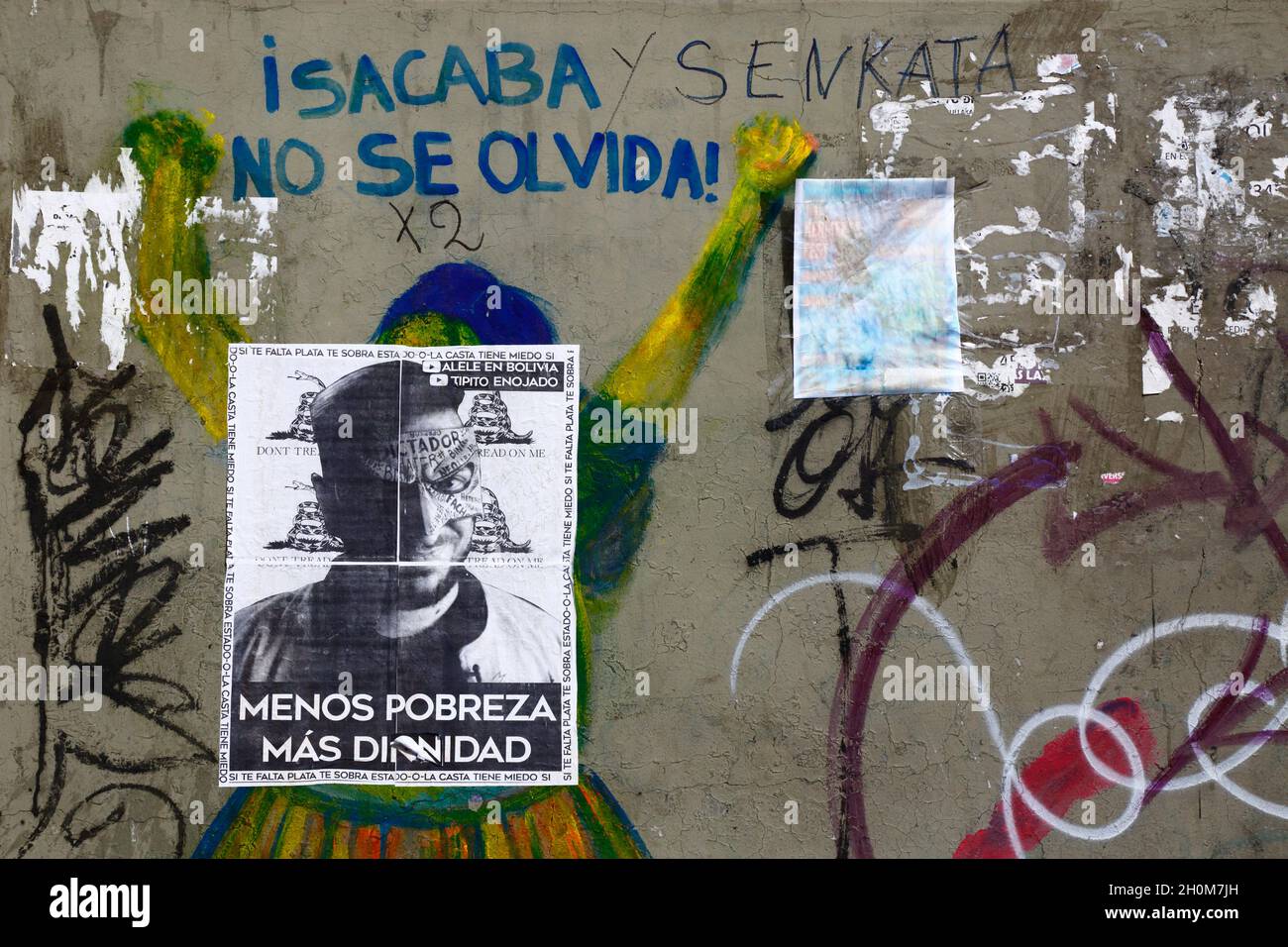 Graffitis sur le mur exigeant justice pour les victimes des massacres de Sacaba et de Senkata.Ces actes ont eu lieu les 15 et 19 novembre 2019 respectivement pendant la violence après les élections présidentielles controversées du 20 octobre 2019.Des affrontements violents entre les forces de sécurité et les partisans de l'ancien président Evo Morales (démissionnaire le 10 novembre après des manifestations de masse et des allégations de fraude électorale) ont fait 19 morts.La Commission interaméricaine des droits de l'homme a par la suite classé les morts de ces civils comme des massacres.Plaza Camacho, la Paz, Bolivie Banque D'Images