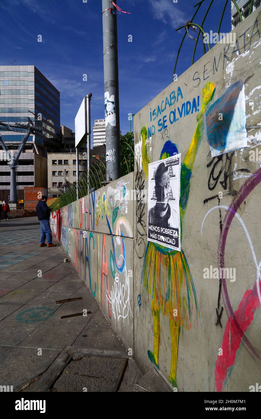 Graffitis sur le mur exigeant justice pour les victimes des massacres de Sacaba et de Senkata.Ces actes ont eu lieu les 15 et 19 novembre 2019 respectivement pendant la violence après les élections présidentielles controversées du 20 octobre 2019.Des affrontements violents entre les forces de sécurité et les partisans de l'ancien président Evo Morales (démissionnaire le 10 novembre après des manifestations de masse et des allégations de fraude électorale) ont fait 19 morts.La Commission interaméricaine des droits de l'homme a par la suite classé les morts de ces civils comme des massacres.Plaza Camacho, la Paz, Bolivie Banque D'Images