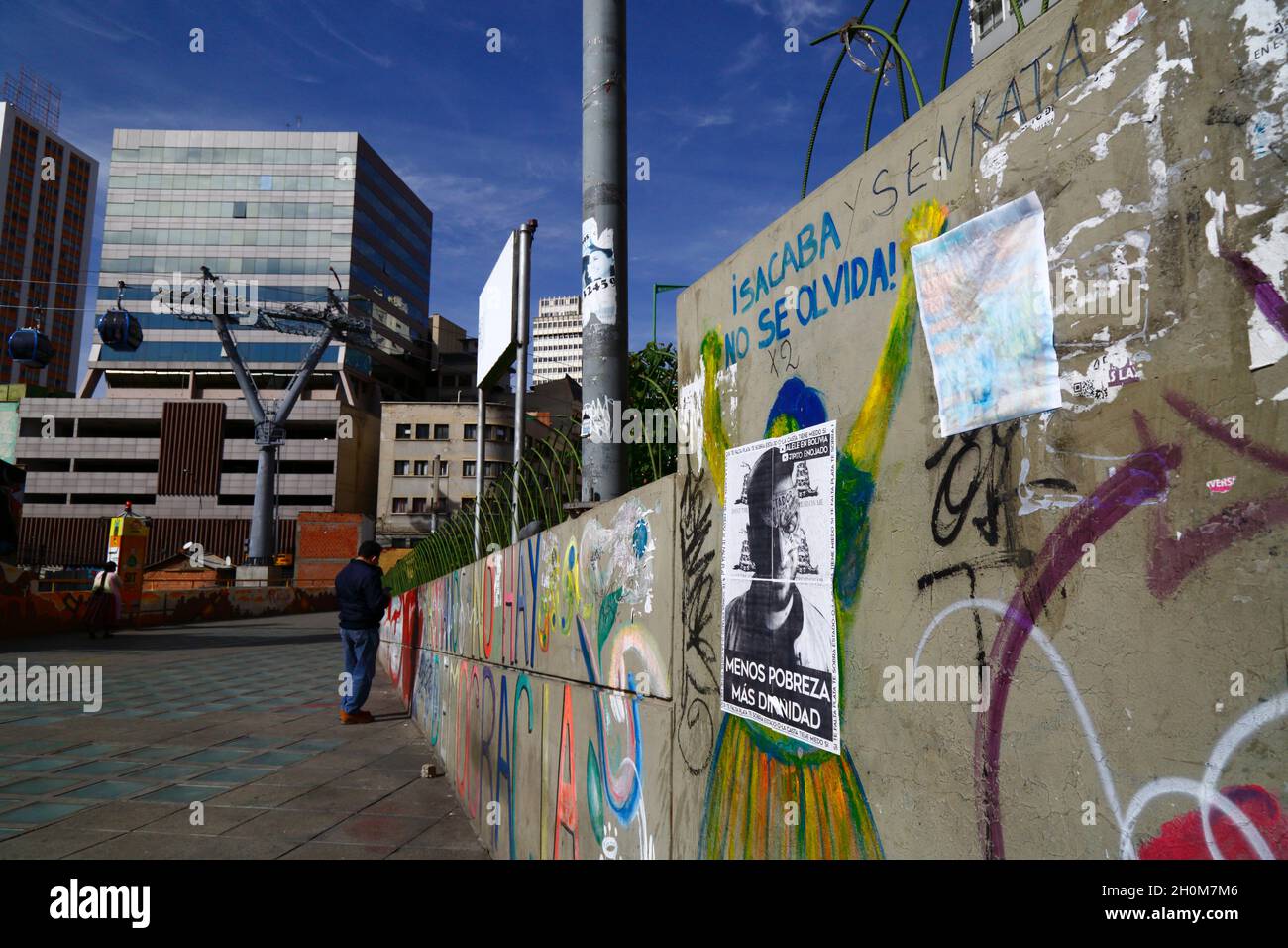 Graffitis sur le mur exigeant justice pour les victimes des massacres de Sacaba et de Senkata.Ces actes ont eu lieu les 15 et 19 novembre 2019 respectivement pendant la violence après les élections présidentielles controversées du 20 octobre 2019.Des affrontements violents entre les forces de sécurité et les partisans de l'ancien président Evo Morales (démissionnaire le 10 novembre après des manifestations de masse et des allégations de fraude électorale) ont fait 19 morts.La Commission interaméricaine des droits de l'homme a par la suite classé les morts de ces civils comme des massacres.Plaza Camacho, la Paz, Bolivie Banque D'Images