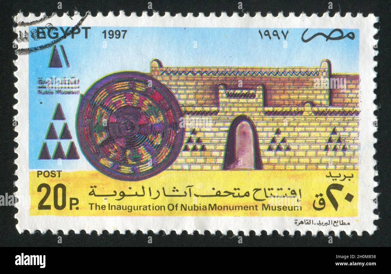 ÉGYPTE - VERS 1997 : timbre imprimé par l'Égypte, montre la forteresse, le bouclier, les panneaux, vers 1997 Banque D'Images