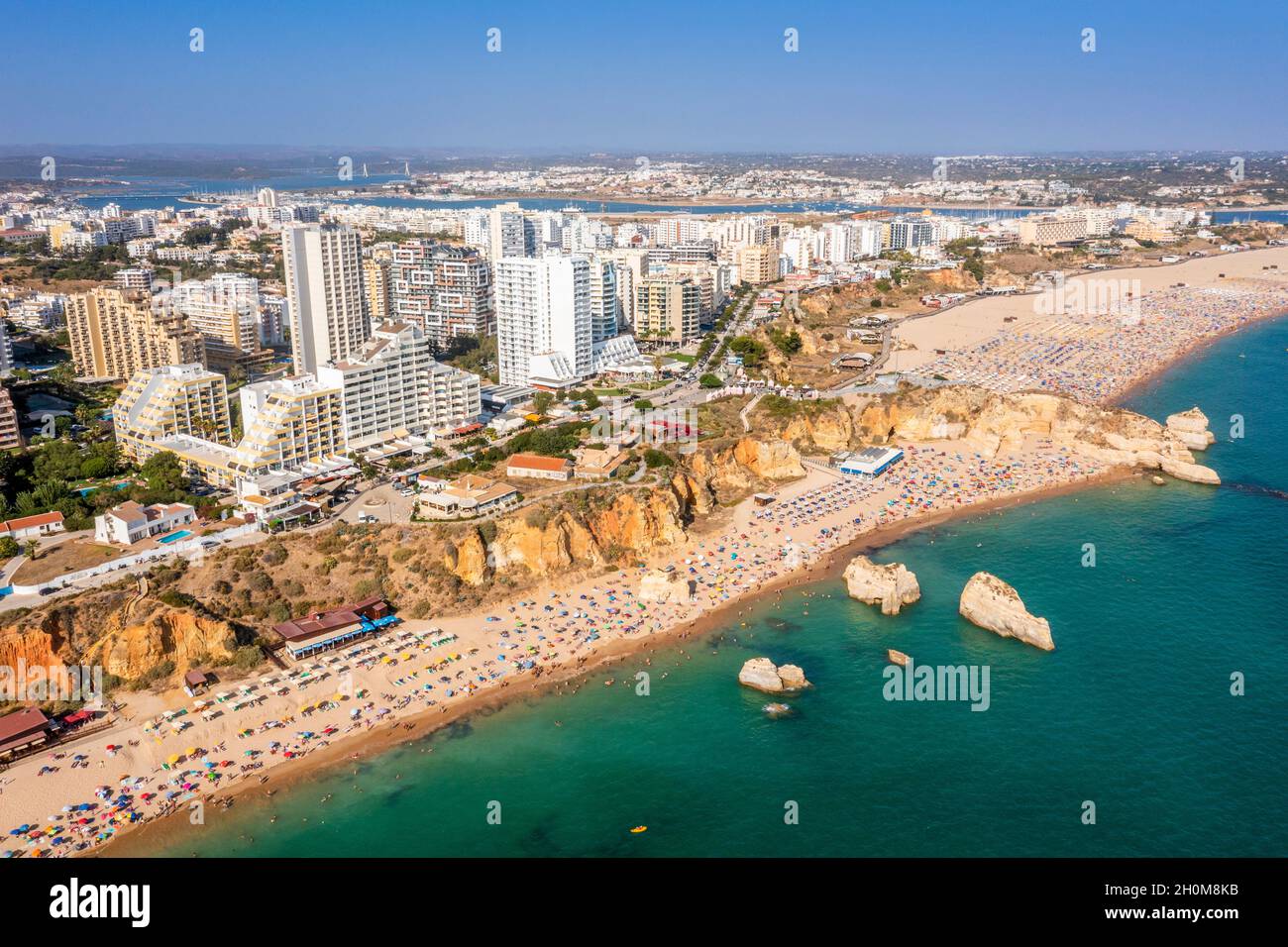 Vue aérienne de Portimao touristique avec une large plage de sable de Rocha pleine de gens, Algarve, Portugal Banque D'Images