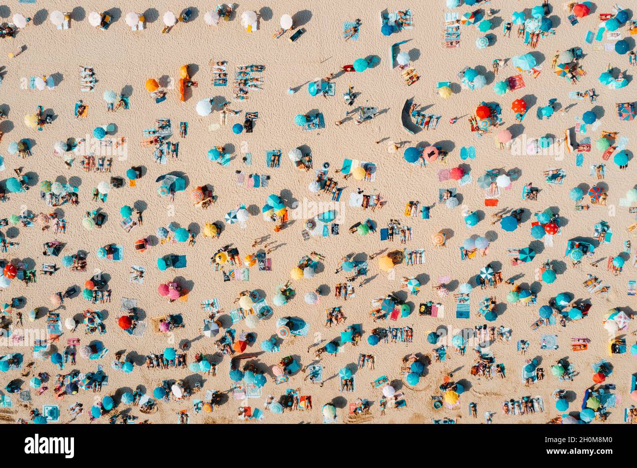 Tir de drone de beaucoup de gens appréciant la plage et l'océan - modèle de vacances.Plage de Rocha à Portimao, Portugal Banque D'Images