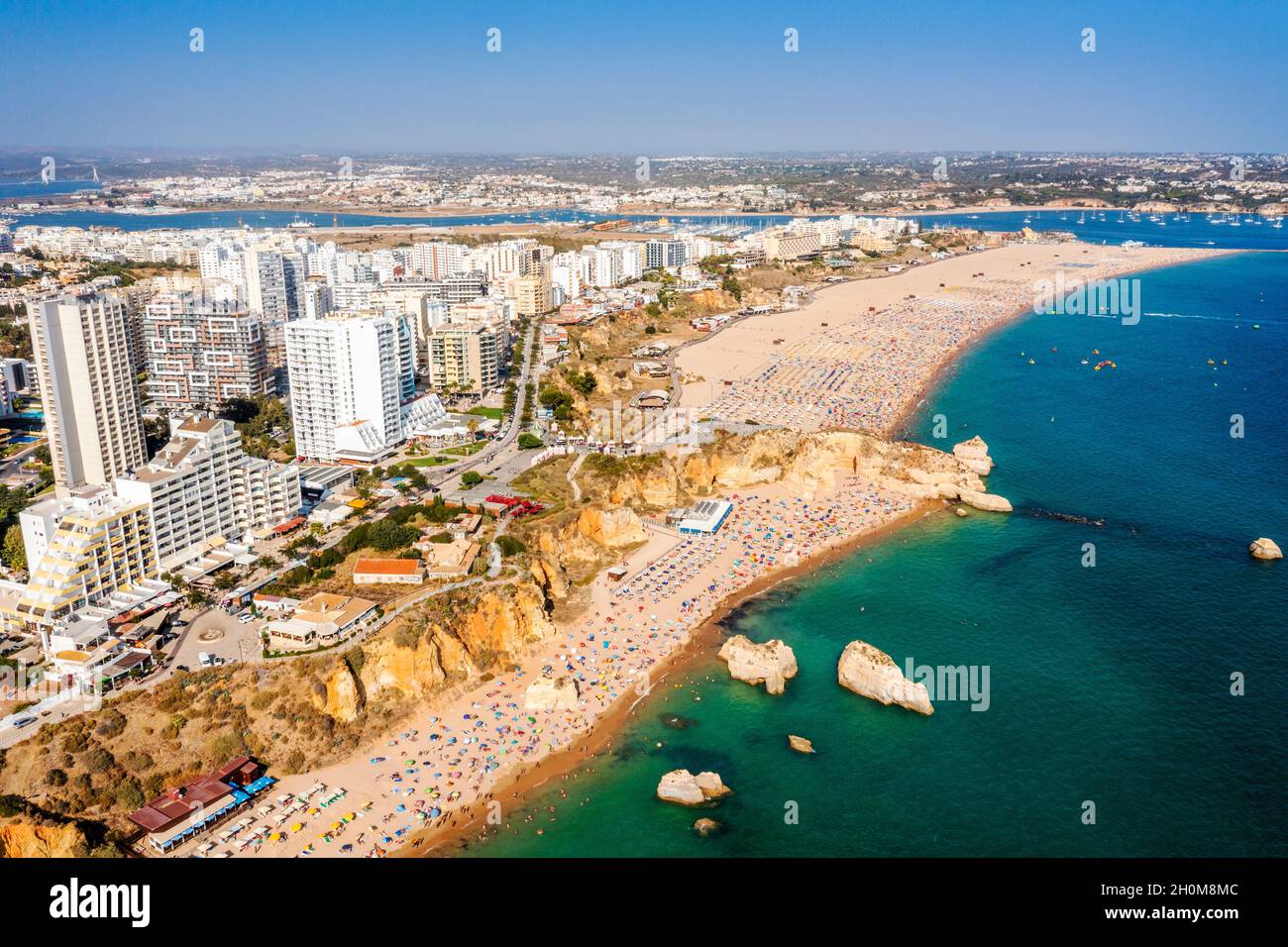 Vue aérienne de Portimao touristique avec une large plage de sable de Rocha pleine de gens, Algarve, Portugal Banque D'Images