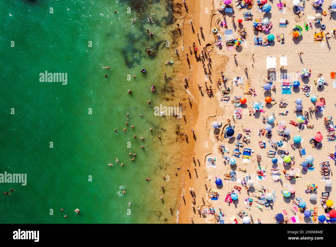Tir de drone de beaucoup de gens appréciant la plage et l'océan - modèle de vacances.Plage de Rocha à Portimao, Portugal Banque D'Images