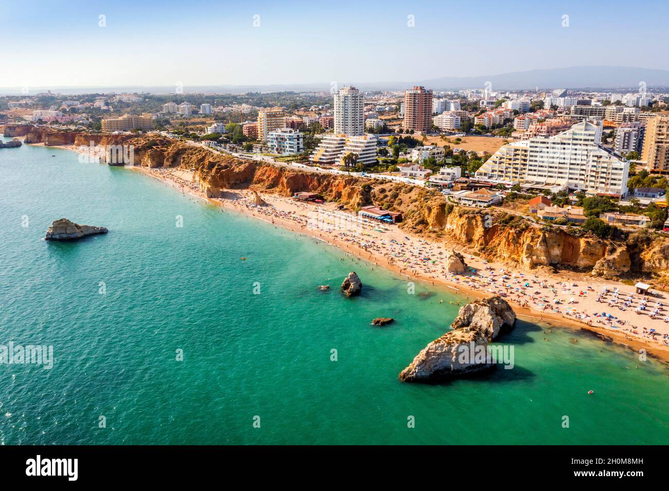 Vue aérienne de Portimao touristique avec une large plage de sable de Rocha pleine de gens, Algarve, Portugal Banque D'Images