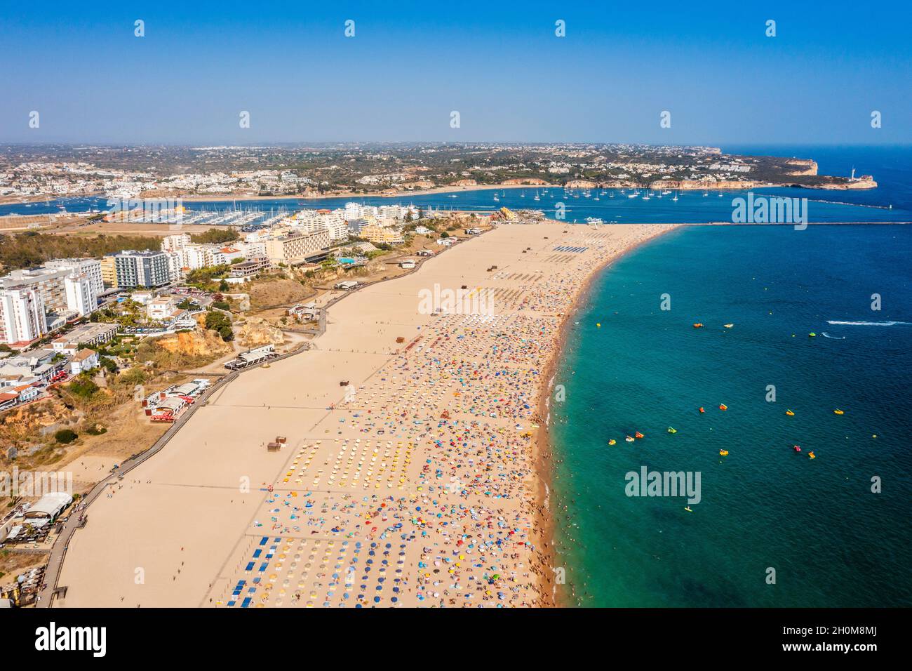 Vue aérienne de Portimao touristique avec une large plage de sable de Rocha pleine de gens, Algarve, Portugal Banque D'Images