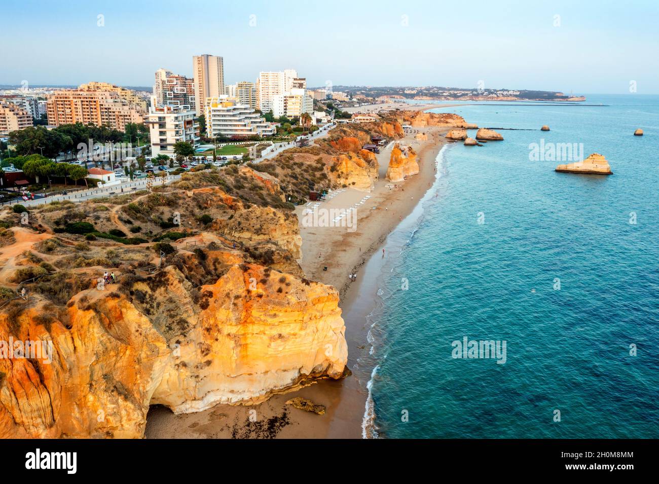 Vue aérienne de la côte cliffée à Portimao par le coucher du soleil, Algarve, Portugal Banque D'Images