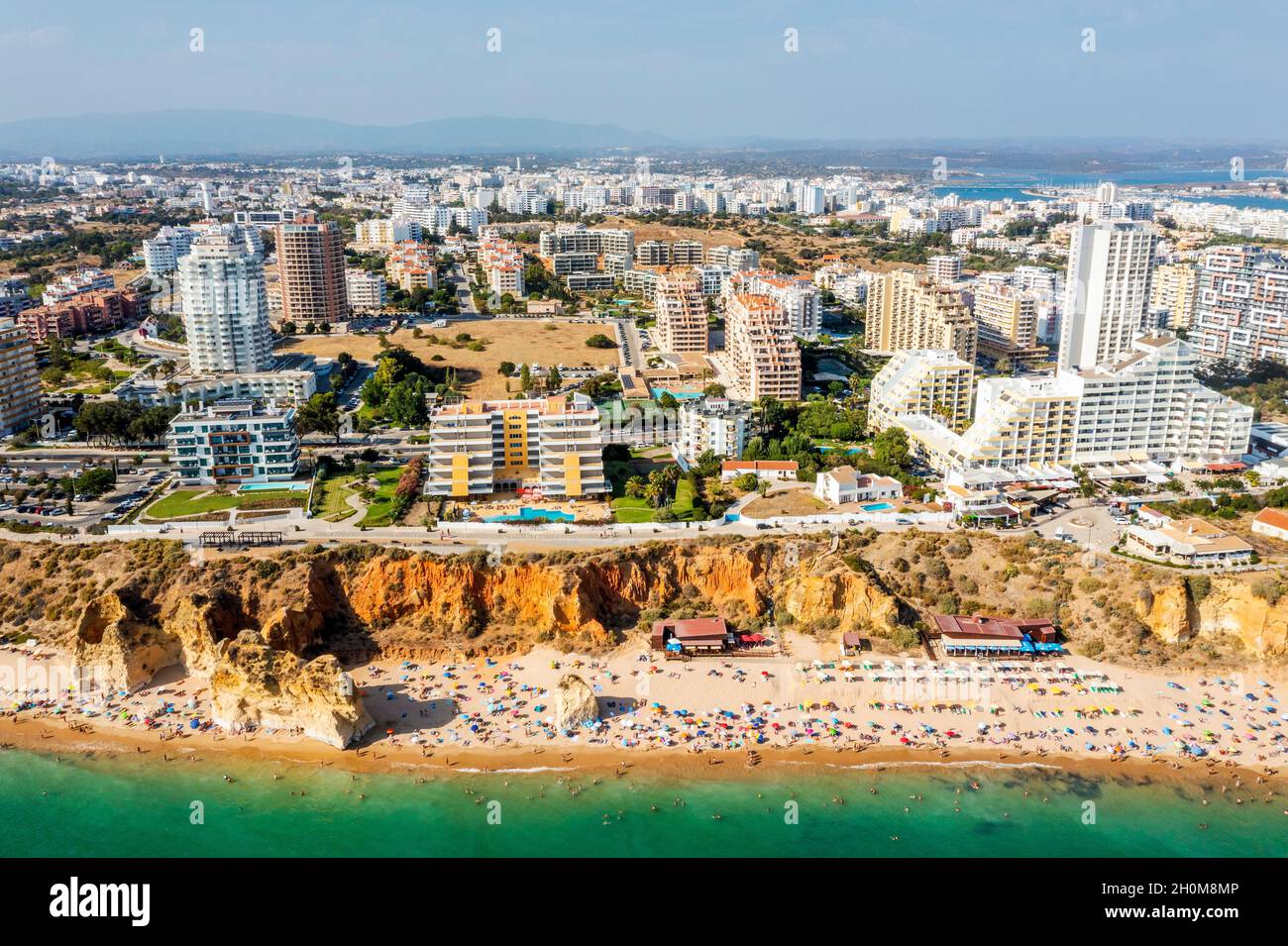Vue aérienne de Portimao touristique avec une large plage de sable de Rocha pleine de gens, Algarve, Portugal Banque D'Images