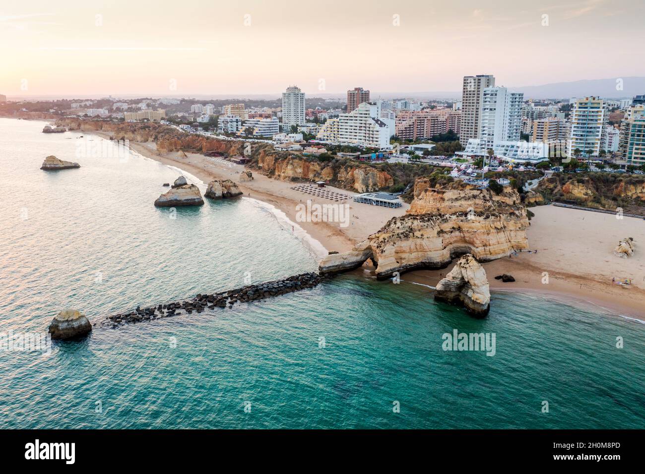 Vue aérienne de la côte cliffée à Portimao par le coucher du soleil, Algarve, Portugal Banque D'Images