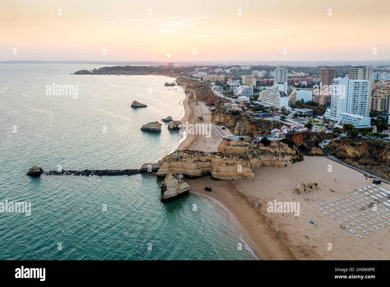 Vue aérienne de la côte cliffée à Portimao par le coucher du soleil, Algarve, Portugal Banque D'Images
