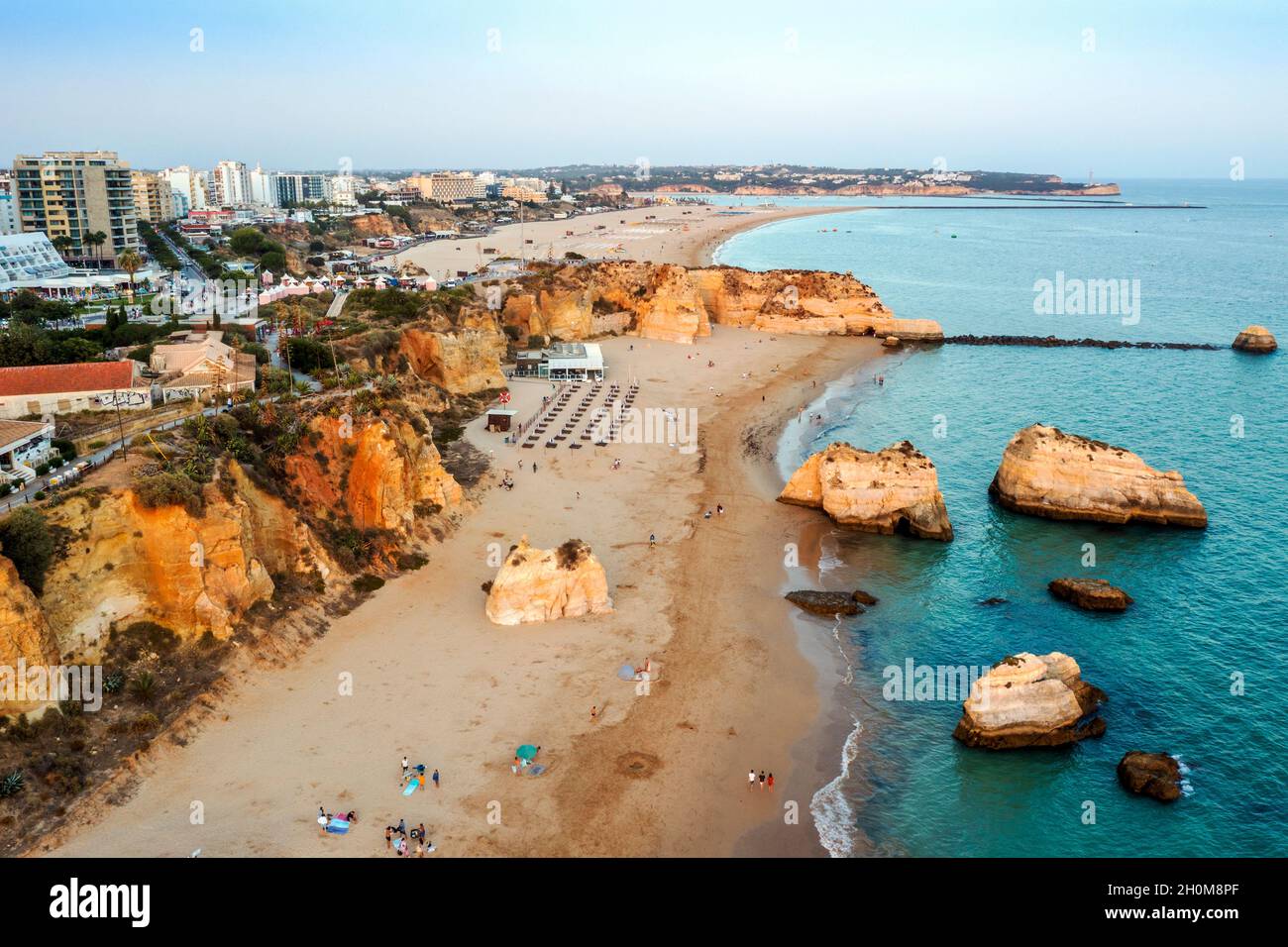 Vue aérienne de la côte cliffée à Portimao par le coucher du soleil, Algarve, Portugal Banque D'Images