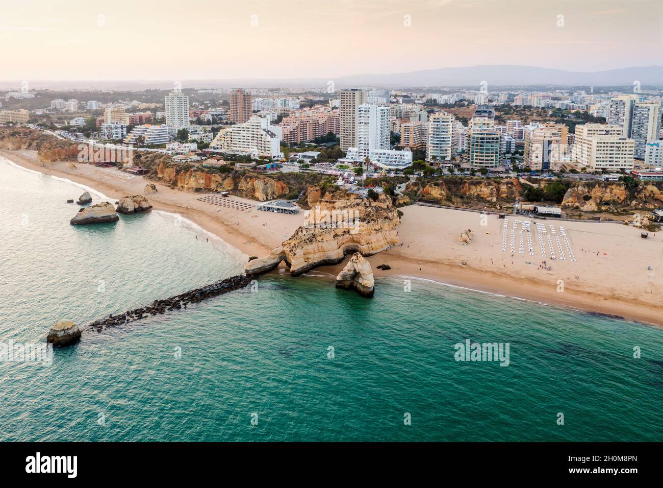Vue aérienne de la côte cliffée à Portimao par le coucher du soleil, Algarve, Portugal Banque D'Images