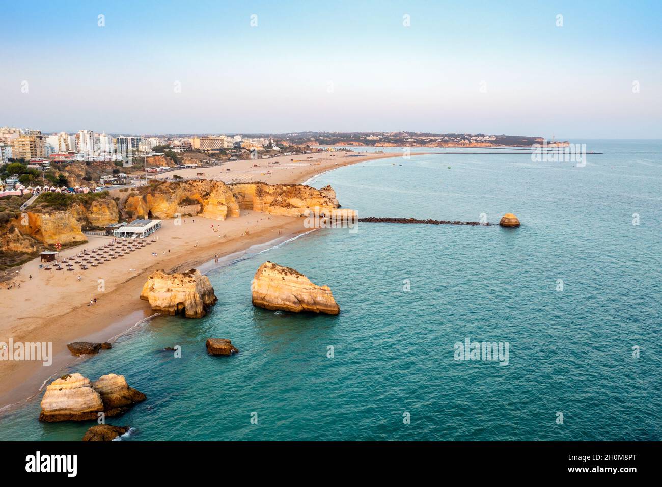 Vue aérienne de la côte cliffée à Portimao par le coucher du soleil, Algarve, Portugal Banque D'Images