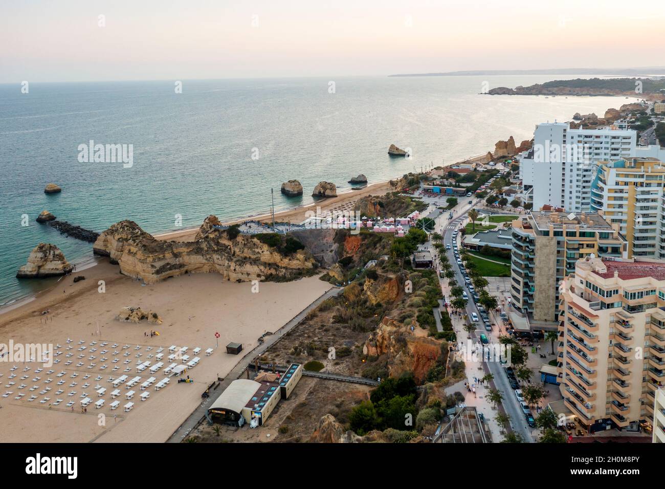 Vue aérienne de la côte cliffée à Portimao par le coucher du soleil, Algarve, Portugal Banque D'Images