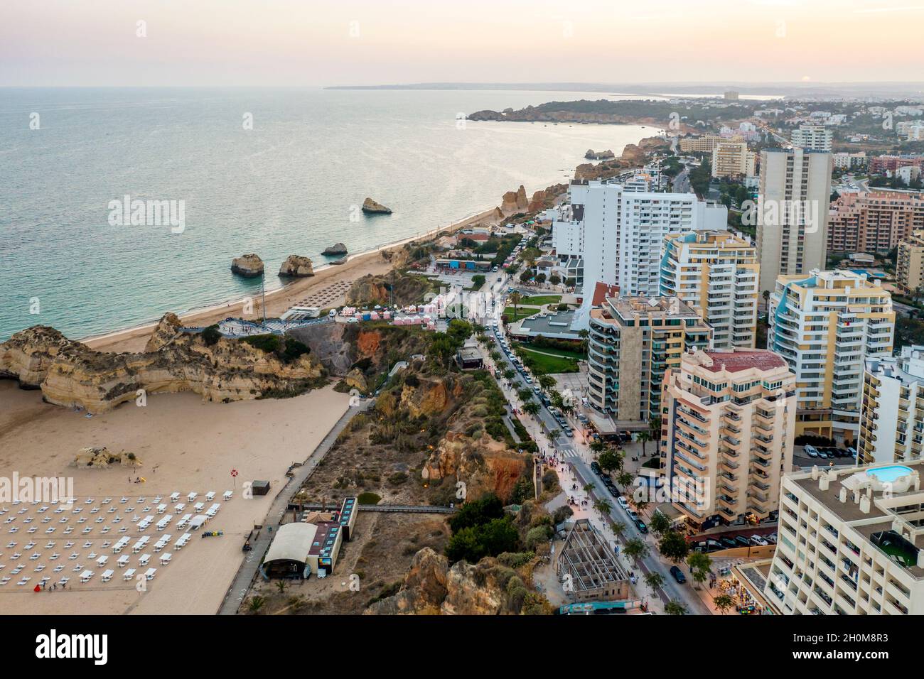Vue aérienne de la côte cliffée à Portimao par le coucher du soleil, Algarve, Portugal Banque D'Images