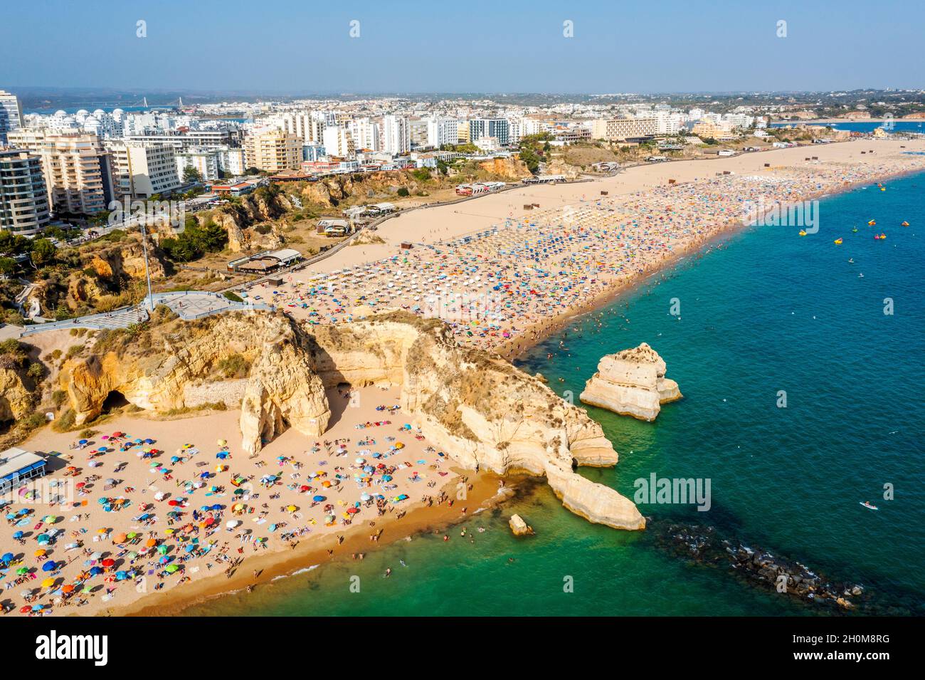 Vue aérienne de Portimao touristique avec une large plage de sable de Rocha pleine de gens, Algarve, Portugal Banque D'Images