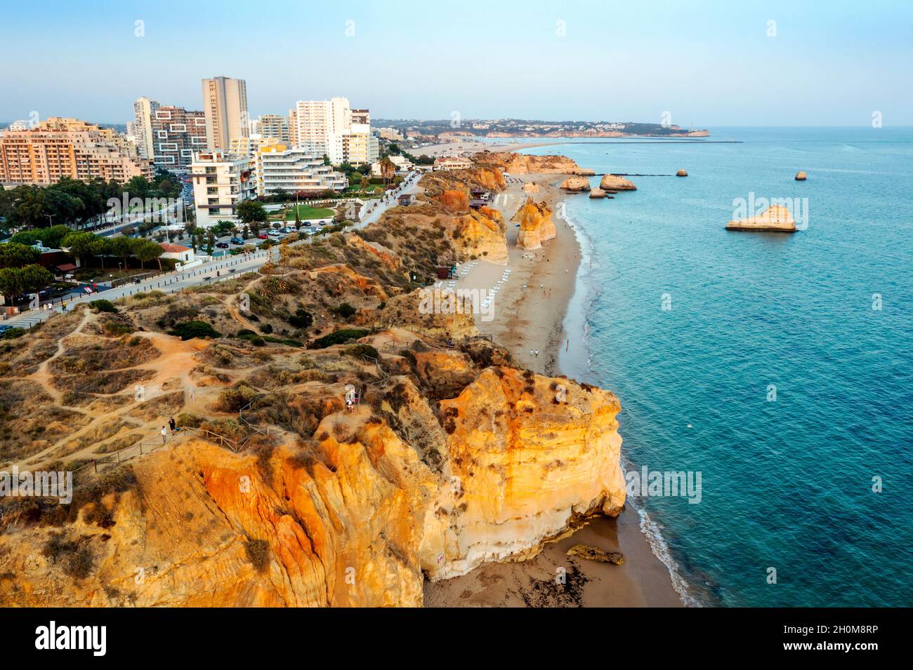 Vue aérienne de la côte cliffée à Portimao par le coucher du soleil, Algarve, Portugal Banque D'Images