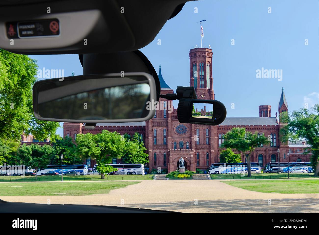 Vue à travers une caméra de voiture dashcam installée sur un pare-brise avec vue sur le château Smithsonian, Washington DC, Etats-Unis Banque D'Images