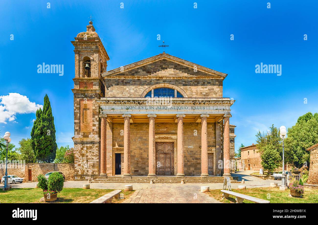 Façade de la cathédrale catholique romaine de Montalcino, dans la province de Sienne, Toscane, Italie Banque D'Images