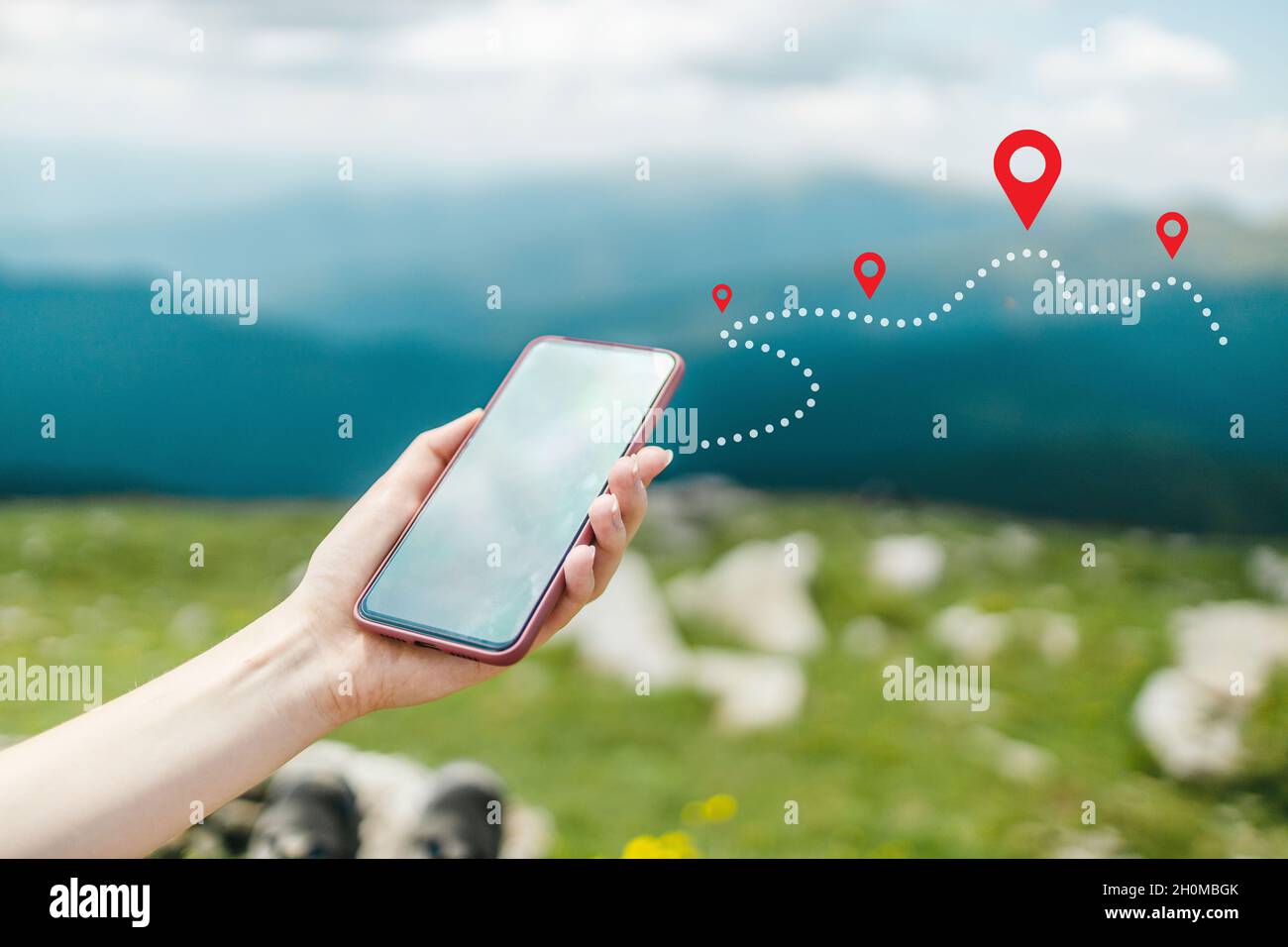 Femme main à l'aide d'un smartphone au sommet de la montagne avec point de localisation du navigateur.Magnifique paysage Carpates arrière-plan bannière panorama avec des collines Banque D'Images