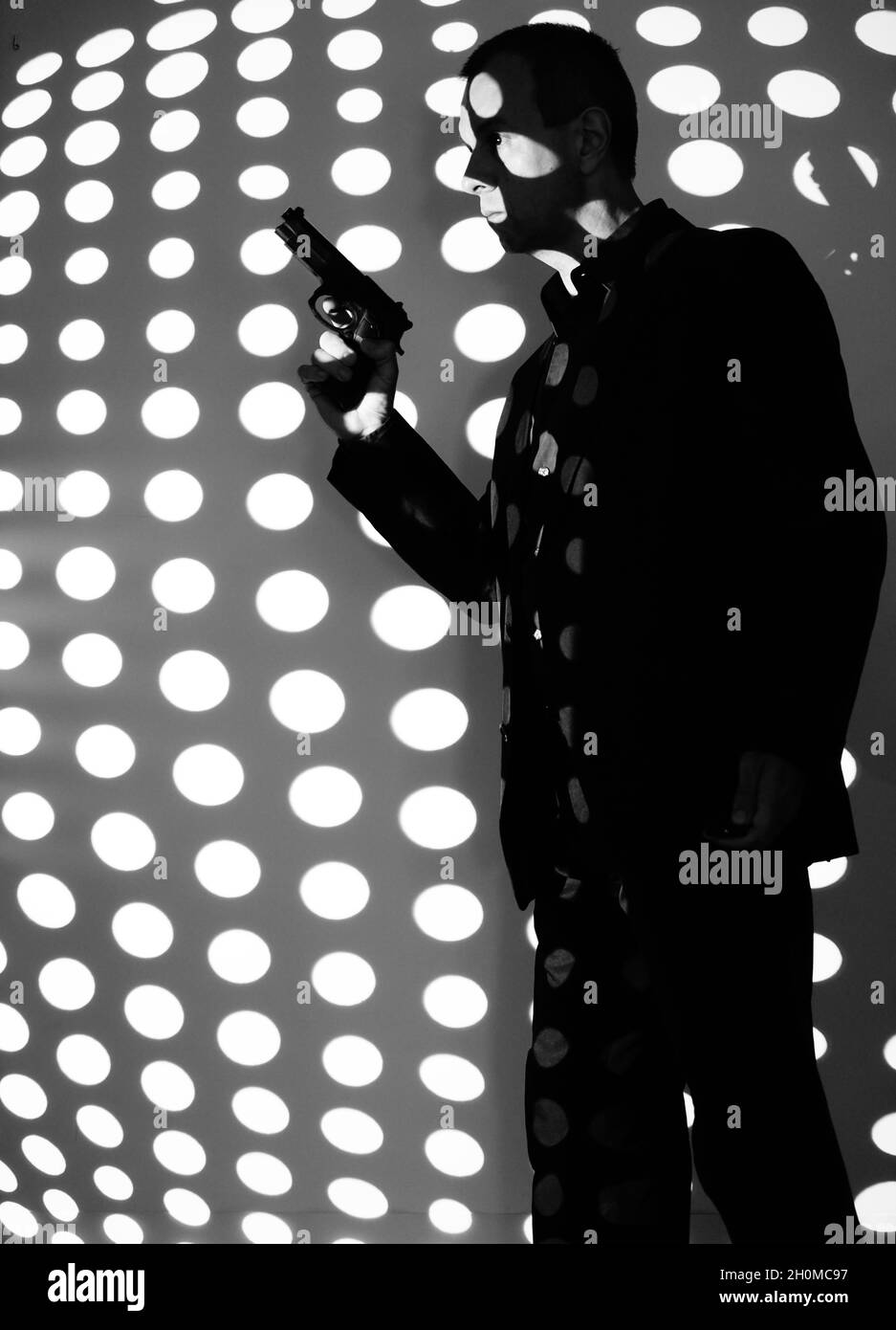 Spy thriller livre design couverture avec homme tenant pistolet pistolet. Banque D'Images