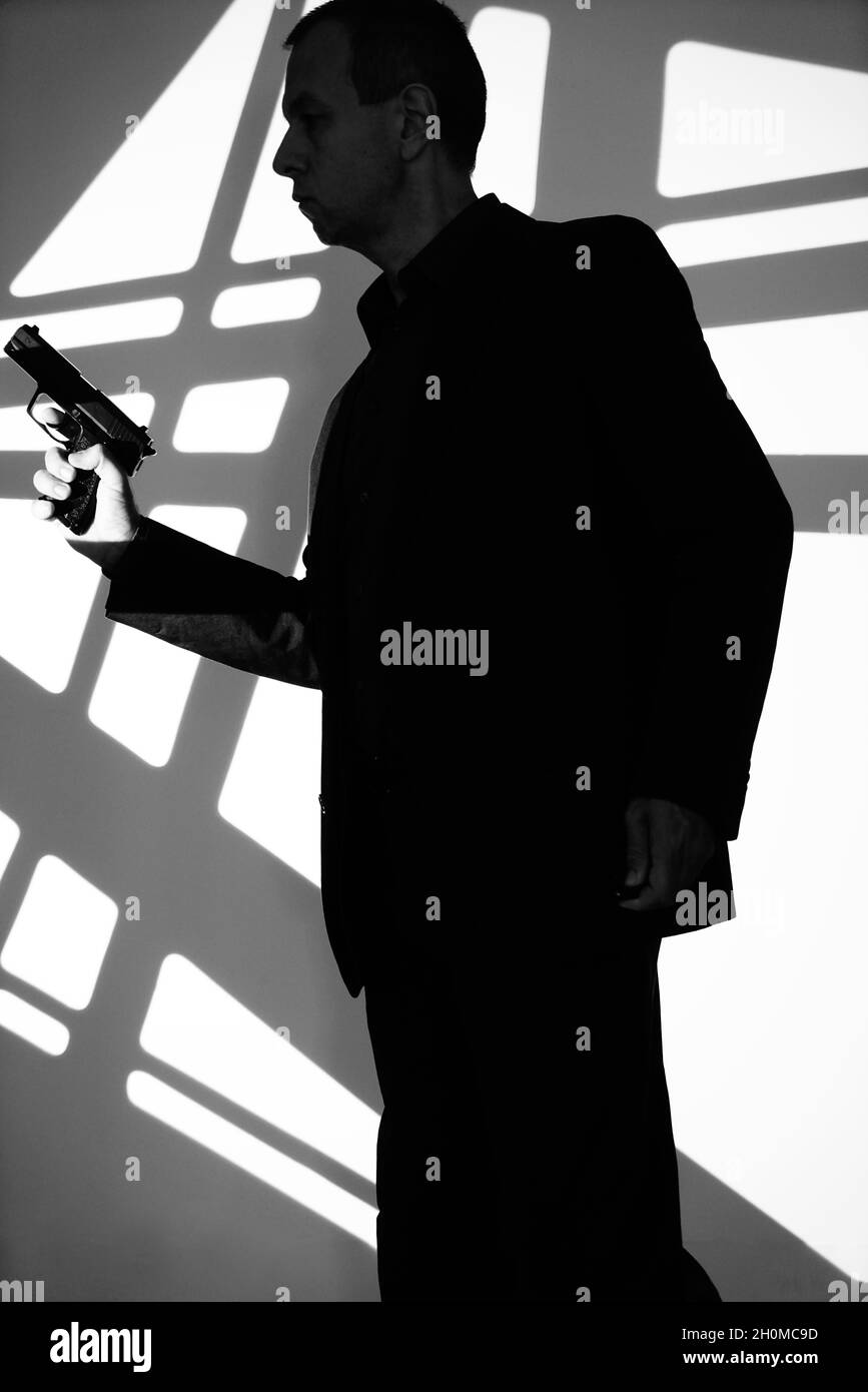 Spy thriller livre design couverture avec homme tenant pistolet pistolet. Banque D'Images