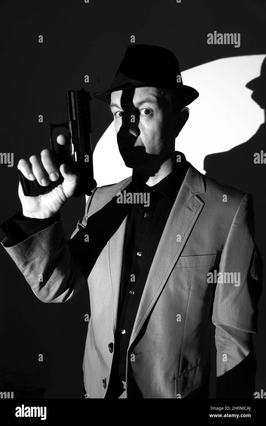 Spy thriller livre design couverture avec homme tenant pistolet pistolet. Banque D'Images