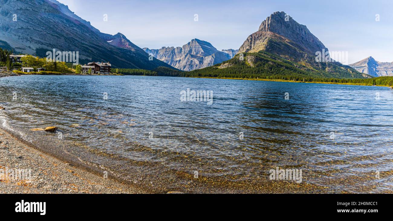 Nombreux Glacier Hotel et Grinnell point sur le lac SwiftCurrent, parc national Glacier, Montana, États-Unis Banque D'Images