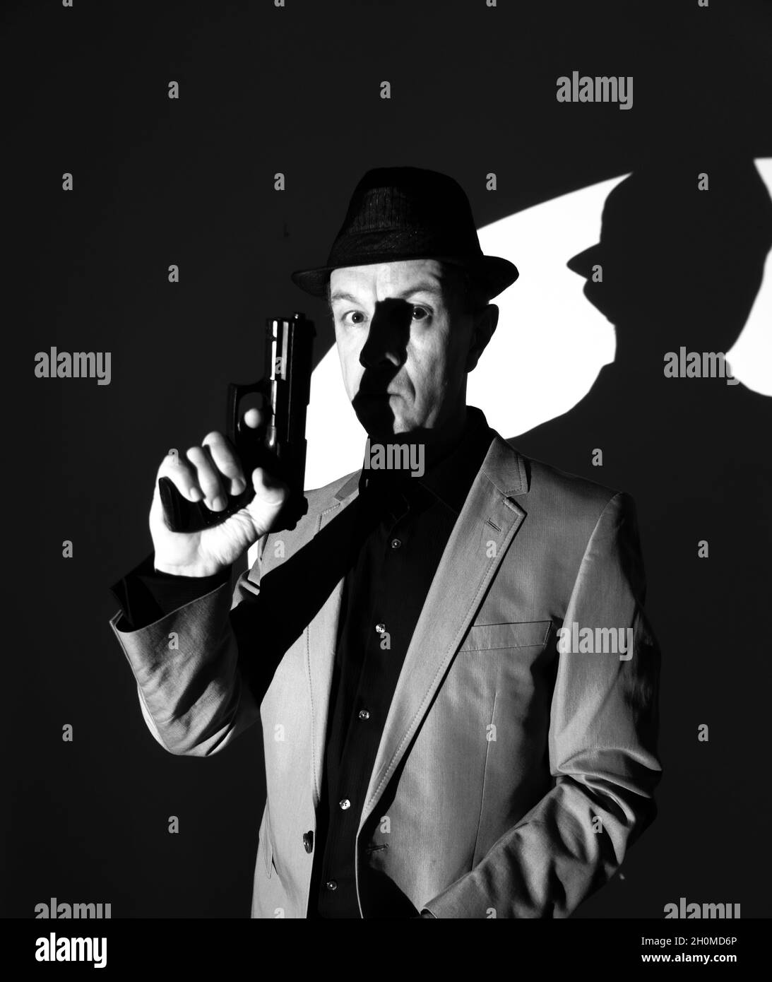 Spy thriller livre design couverture avec homme tenant pistolet pistolet. Banque D'Images