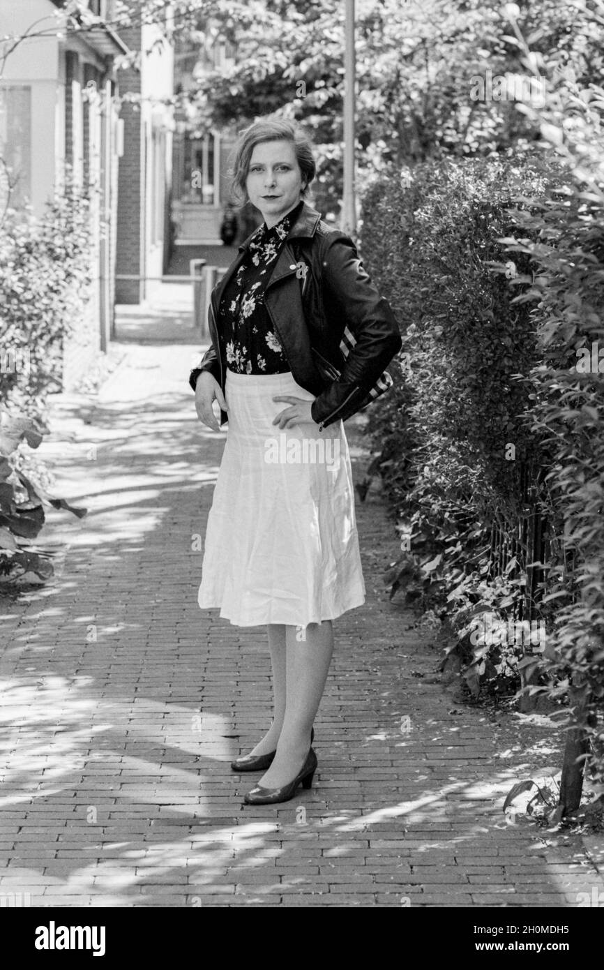 Tilburg, pays-Bas. Portrait d'une femme adulte, caucasienne, blonde se promenant dans la ville. Banque D'Images