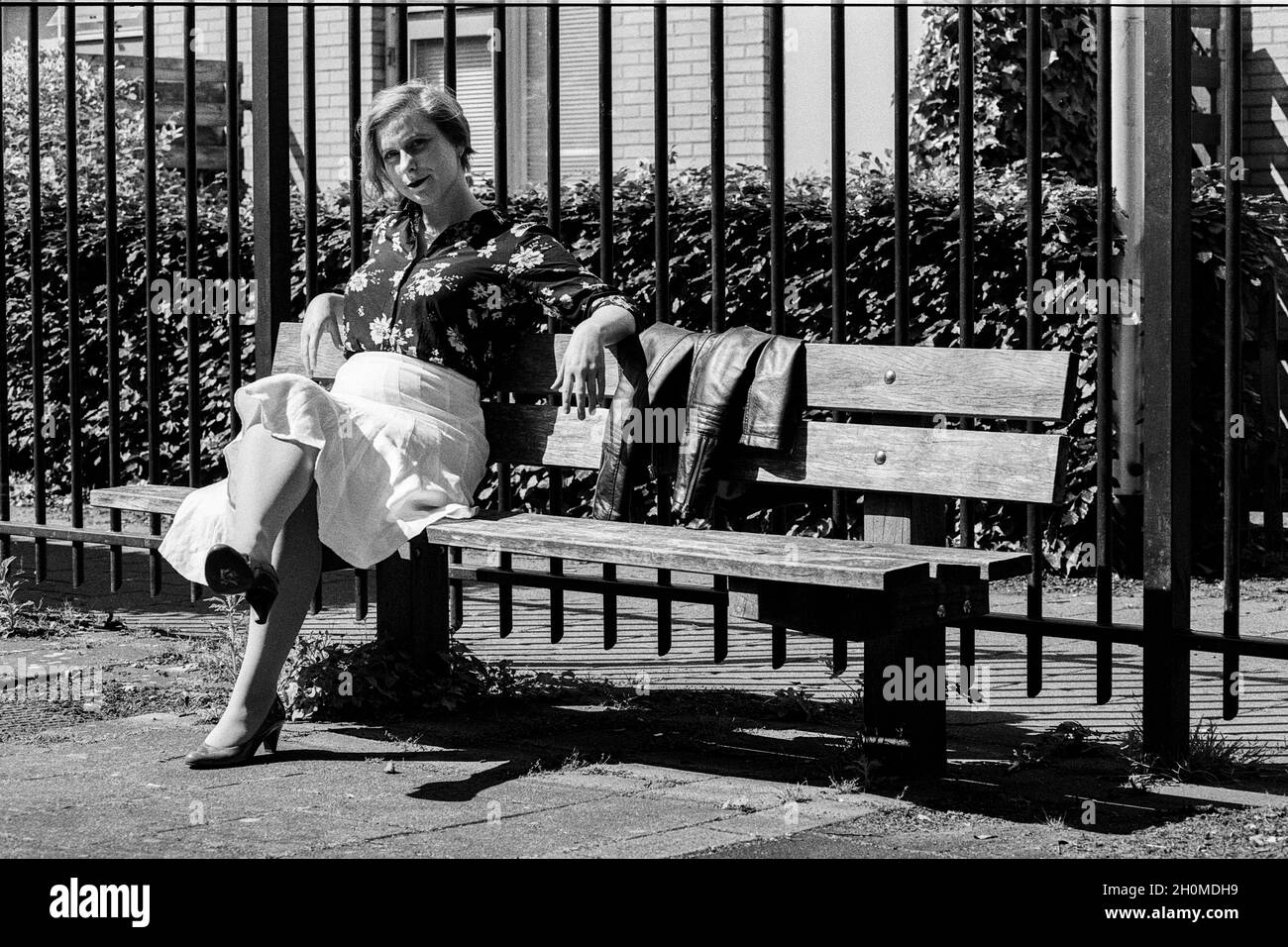 Tilburg, pays-Bas.Adulte, caucasien et attrayante, femme blinde se détendre et de profiter dans le quartier het parc en bas de la ville. Banque D'Images