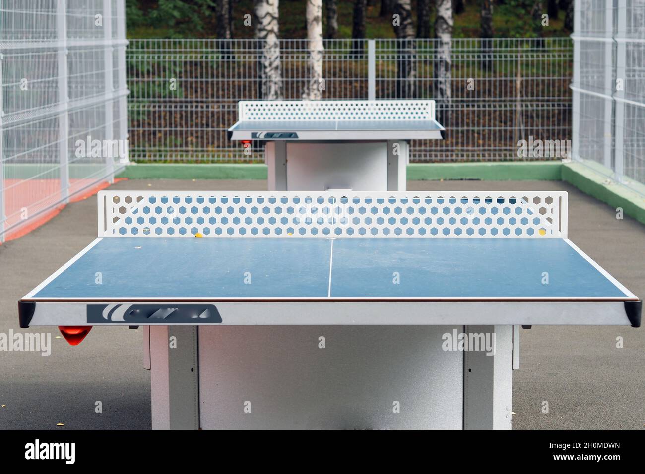 Table de tennis sur le terrain de sport en plein air du parc.Tennis de table  en plein air Photo Stock - Alamy