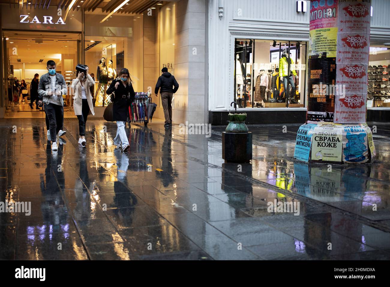 Belgrade, Serbie, 7 octobre 2021 : vue d'automne de la rue Knez Mihailova avec piétons et magasins Banque D'Images