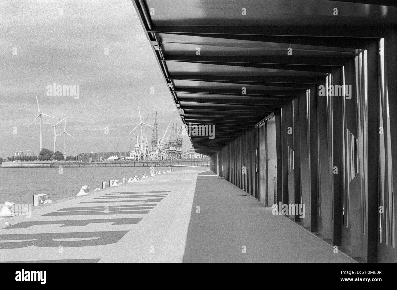 Anvers, Belgique.Nouveau quai et terminal de croisière à Schelde Oever Down Town Anvers, en attente d'un premier bateau de croisière pour débarquer des passagers. Banque D'Images