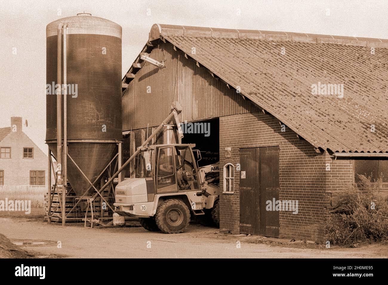 Tilburg, pays-Bas.Ancienne ferme usée et stable bientôt à remplacer par une nouvelle structure.Malheureusement, l'agriculture n'est plus une activité économique financièrement saine, ce qui rend difficile d'investir dans de nouveaux biens immobiliers bluid pour soutenir cette entreprise.Collection : gkf-analoog Banque D'Images