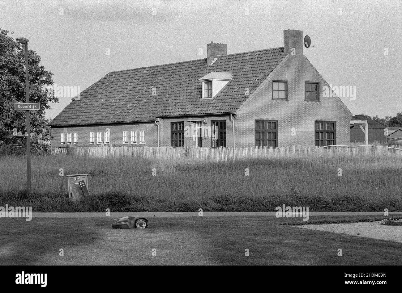 Tilburg, pays-Bas.Ancienne ferme usée et stable bientôt à remplacer par une nouvelle structure.Malheureusement, l'agriculture n'est plus une activité économique financièrement saine, ce qui rend difficile d'investir dans de nouveaux biens immobiliers bluid pour soutenir cette entreprise.Collection : gkf-analoog Banque D'Images