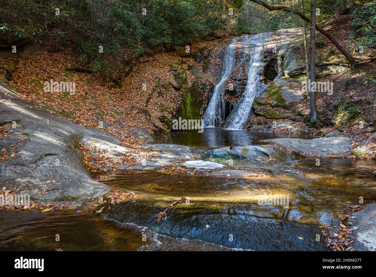 Wif's Creek Falls dans le parc national de Stone Mountain, Caroline du Nord, États-Unis Banque D'Images