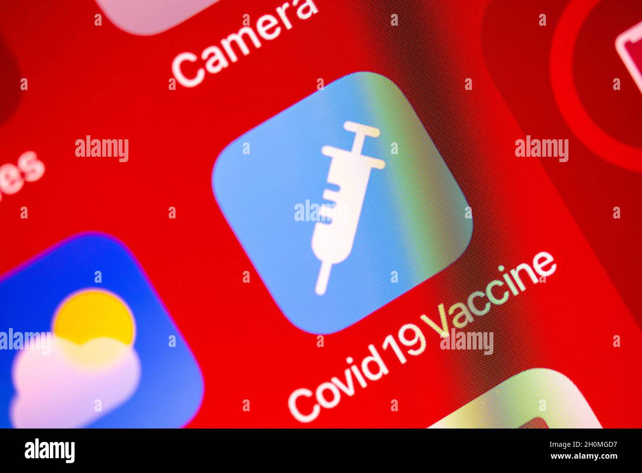 Calgary, Alberta, Canada.12 octobre 2021.Une icône de dossier de vaccin Covid 19 sur un iPhone. Banque D'Images