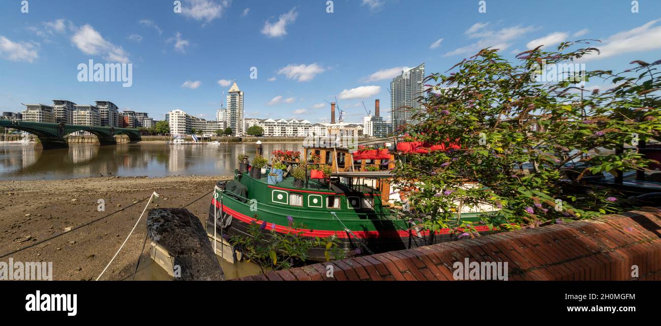 Vue depuis le sentier de la Tamise à Battersea à Wandsworth (Angleterre, Royaume-Uni, Europe) à mesure que la douceur se poursuit Banque D'Images