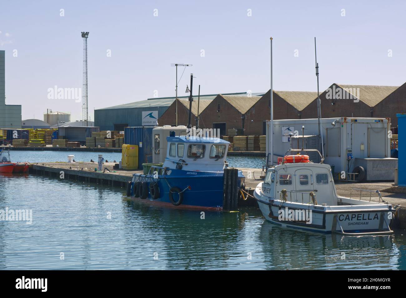 Port et port de Shoreham dans West Sussex, Angleterre.Avec des bateaux amarrés et des bâtiments d'entrepôt. Banque D'Images